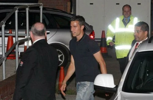 Persie bị tài xế taxi... hù dọa ở Manchester