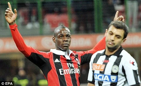 Ronaldo dạy dỗ Mario Balotelli