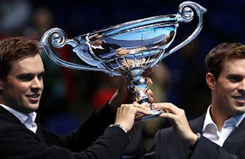 Anh em nhà Bryan lập kỷ lục mới