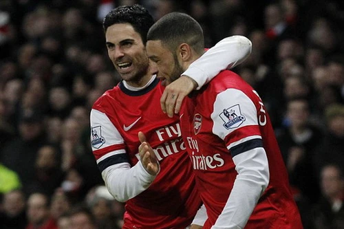 Arsenal chiếm lại ngôi đầu