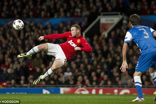 MU may mắn lên đầu bảng