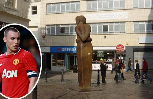 Sao trẻ MU làm "chuyện ấy" với gái teen nơi công cộng