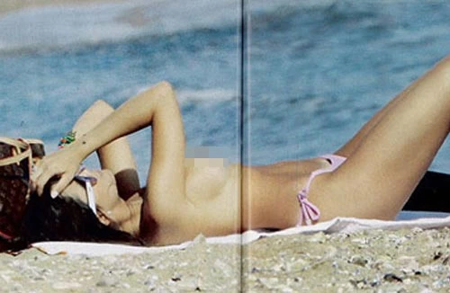 Phút hớ hênh của bồ Forlan 