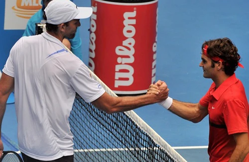 Federer vượt qua "người khổng lồ"