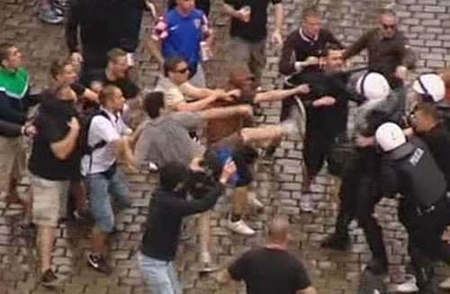 CĐV Croatia đánh nhau với cảnh sát