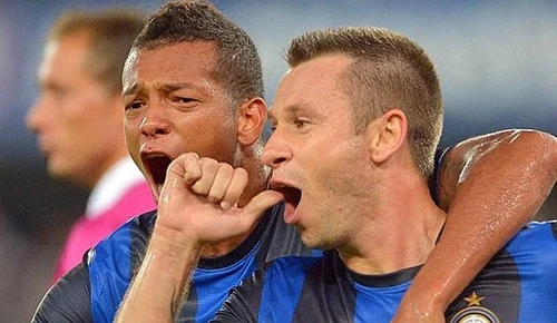 Napoli bay cao, Inter lại thắng sân khách