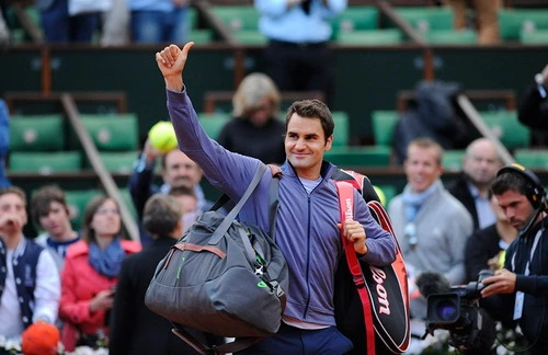 Thắng trận thứ 900, Roger Federer chật vật vào tứ kết