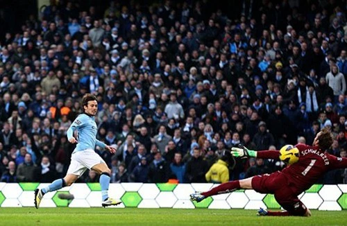 David Silva lập cú đúp giúp Man City gây áp lực lên MU