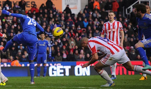 Tiền đạo Stoke City "giúp" Chelsea giành chiến thắng