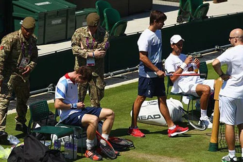 Murray và Djokovic chơi tennis cùng quân đội