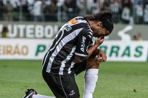 Ronaldinho may mắn thoát chết sau vụ tai nạn