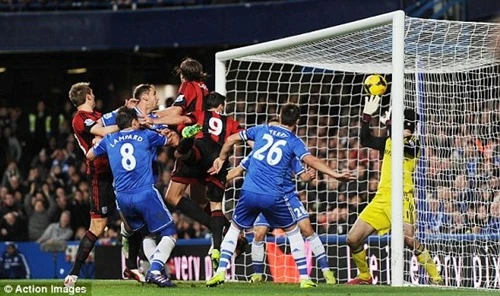 Chelsea may mắn thoát hiểm 