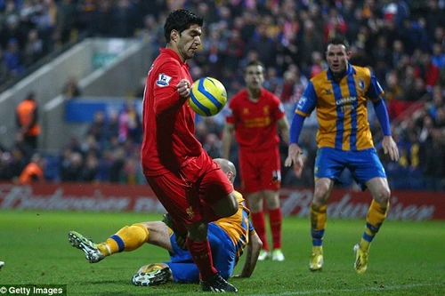 Suarez lại... ngứa tay, Michu làm khổ Arsenal