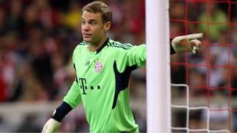 Chắc chắn trên sân đấu, hớ hênh trên "sân nhà"