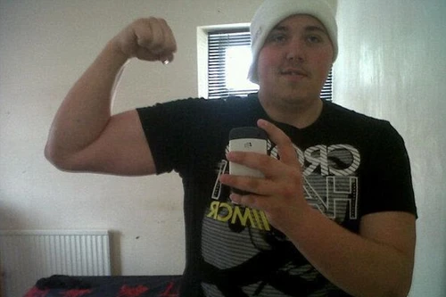 Sao bóng bầu dục tống tiền nữ sinh bằng ảnh sex