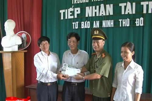 Báo ANTĐ thăm và tặng quà trường THPT Quỳnh Sơn, Thái Bình