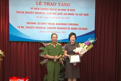 Bộ Công an tổ chức lễ trao tặng kỷ niệm chương bảo vệ ANTQ cho bà Zhuldyz Akisheva