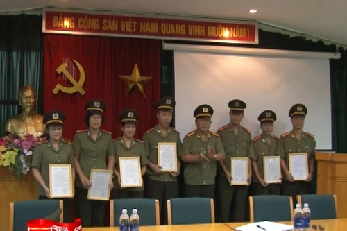 Báo ANTĐ tổ chức trao huy hiệu 30 năm tuổi đảng, nâng lương, thăng cấp bậc hàm