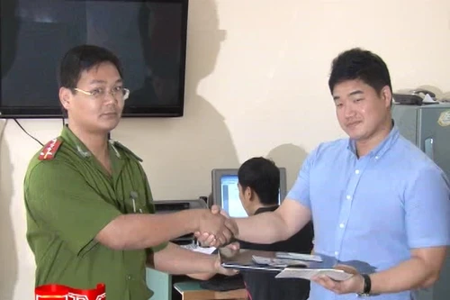 Chiếm giữ tài sản của khách nước ngoài tại quán karaoke