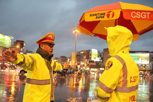 CSGT nỗ lực phân luồng giữa trời mưa bão