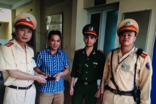 CSGT nhặt được ví tiền trả lại người bị mất 