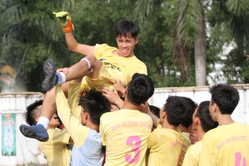 [ẢNH] Thủ môn bất đắc dĩ mang về chiến thắng cho THPT Xuân Mai