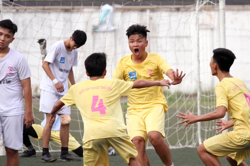 [ẢNH] Ngược dòng bất thành, THPT Nguyễn Tất Thành ngậm ngùi rời giải