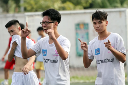 [ẢNH] Chiến thắng "5 sao" đưa THPT Trương Định vào tứ kết