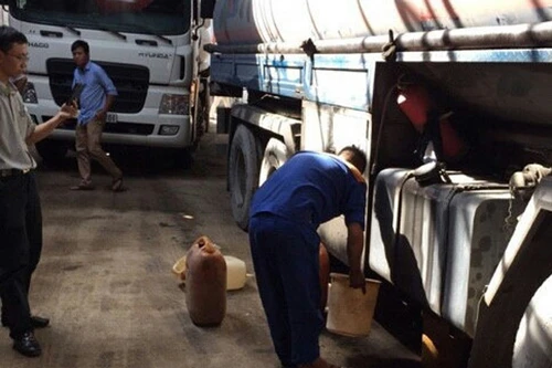 Nhân viên công ty xăng dầu hàng không "rút ruột" xăng máy bay lĩnh án