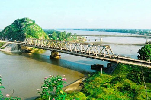 Qua cầu Hàm Rồng, ngắm dòng sông Mã