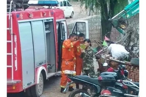 Bị sa thải vì mải chụp ảnh trong lúc cứu hộ