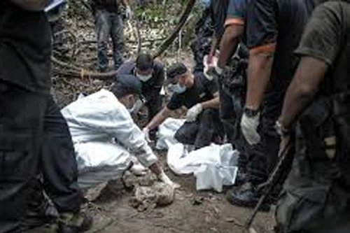 Malaysia điều tra 12 cảnh sát liên quan tới các hố chôn tập thể