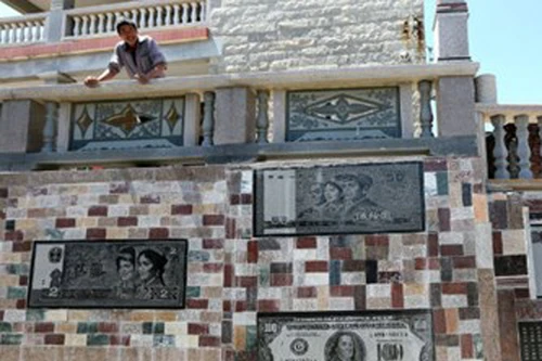 Chạm khắc hình tiền giấy lên tường nhà