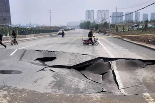 Sụt đường cao tốc chỉ sau một cơn mưa