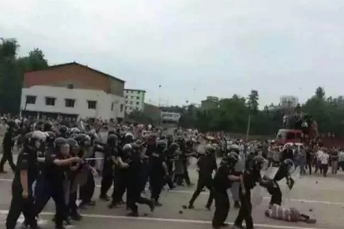 Người dân biểu tình đòi xây đường sắt cao tốc