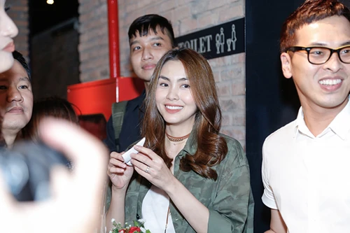  Hà Tăng và dàn sao Việt hào hứng chúc mừng MV mới của Trà My Idol 