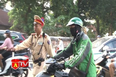 Gia tăng tình trạng lái xe ôm công nghệ vi phạm luật Giao thông