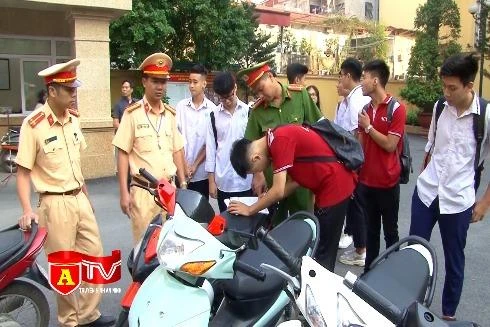 Xử lý nghiêm tình trạng học sinh không đội mũ bảo hiểm