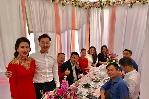 Rò rỉ ảnh lễ ăn hỏi của MC Thành Trung và bạn gái "hotgirl"