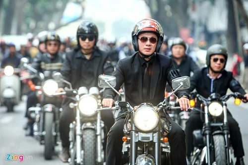 MC Anh Tuấn lái moto của Trần Lập diễu hành vào sáng mai 26-2