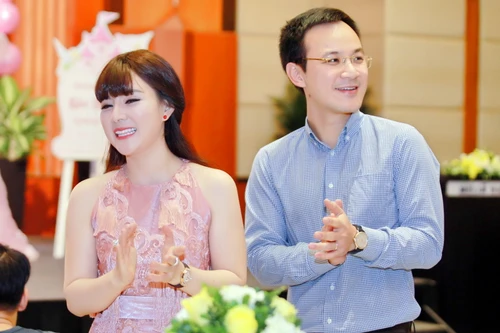 Bùi Lê Mận đẹp ngỡ ngàng sau một năm ở ẩn sinh con ​