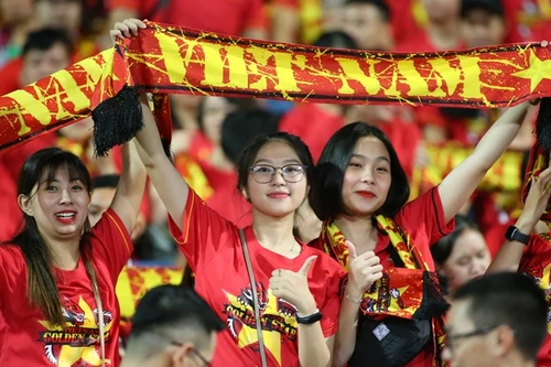 [ẢNH] CĐV Việt Nam "nhuộm đỏ" sân Mỹ Đình trước trận gặp Malaysia