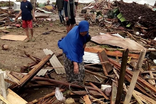 [Ảnh] Cận cảnh hiện trường tan hoang do sóng thần tấn công ở Indonesia