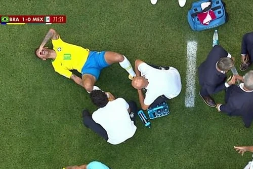 [ẢNH] Neymar bị gọi là "gã hề" với pha ăn vạ thô thiển trước Mexico