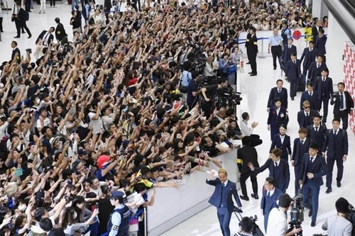 [ẢNH] Đây là cách ĐT Nhật Bản được chào đón sau khi trở về từ World Cup