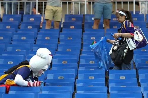[ẢNH] Đội nhà thua đau, cổ động viên Nhật vẫn nhẫn nại dọn rác khán đài