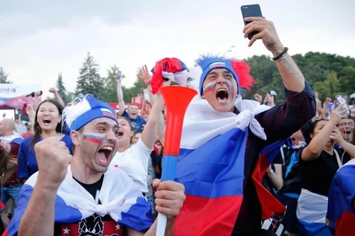 [ẢNH] CĐV xuống đường ăn mừng hoành tráng như tuyển Nga vừa vô địch thế giới