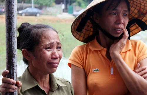 Dân tiếc thương người cứu trợ quên thân