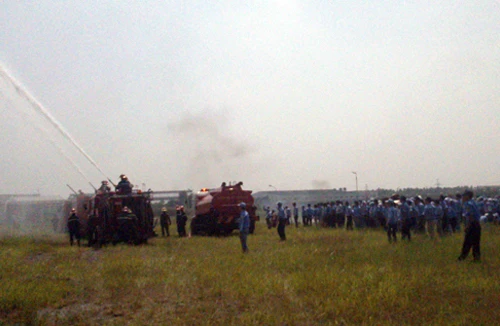 Gần 300 người diễn tập chữa cháy kho hàng lớn 