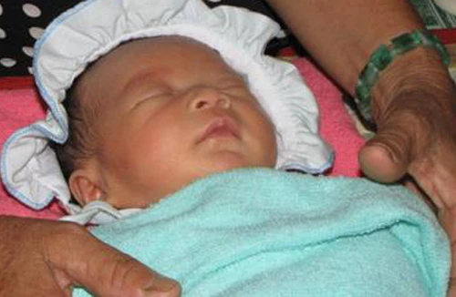 Cháu bé bị chôn sống không được trở về với mẹ đẻ